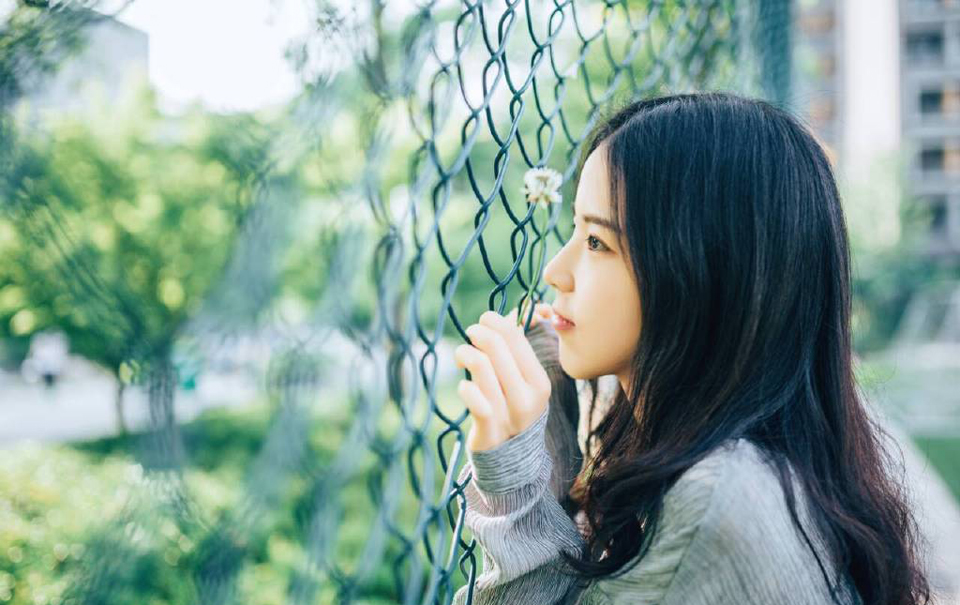 别抱怨生活的无聊生活嘛，就是无聊中自己找些乐子。我可以被打败但我不允许自己爬不起来。